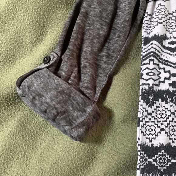 Roxy long sleeve/3/4 sleeve printed shirt.  Size medium. - Picture 7 of 8